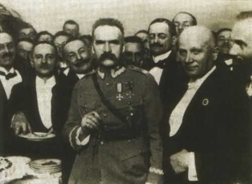 Józef Piłsudski w otoczeniu parlamentarzystów